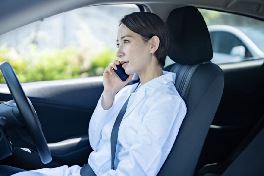 車のパンク修理で困る女性