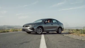 車がまっすぐ走らない原因は？ハンドルを取られるときの対処法