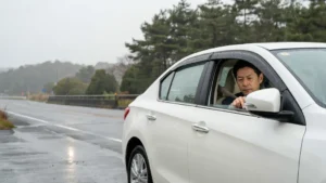 パワーウインドウが閉まらない！雨の日に困るトラブルの応急対応