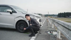 ガードレールにぶつかったあと車は走れる？単独事故後の確認ポイント